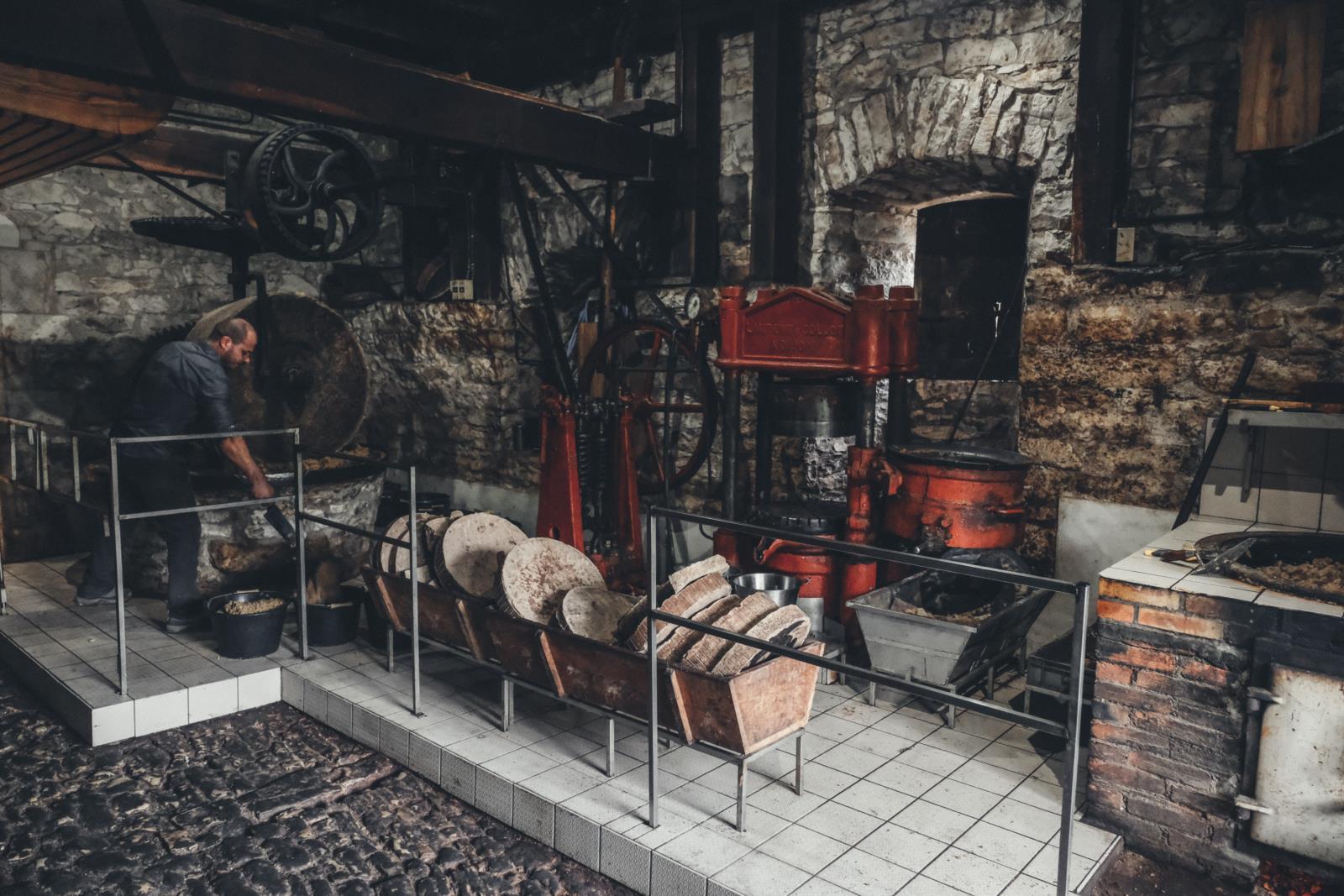 Visite gratuite moulin à huile de noix dans le Lot - moulin-maison-castagne